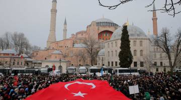 KECAM: Penunjuk perasaan mengibarkan bendera Turki semasa protes membantah serangan Christchurch di New Zealand, di hadapan Hagia Sophia di Istanbul, Turki, kelmarin. — Gambar Reuters