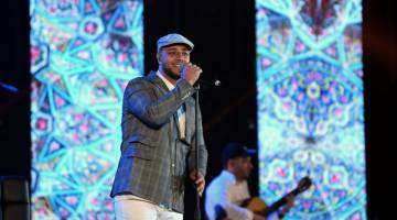 Maher Zain ketika mengadakan Siri Konsert Jelajah Malaysia Maher Zain 2019 di UMS malam tadi. - Gambar Bernama 