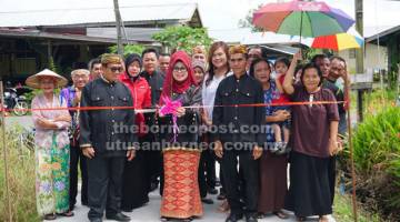 RASMI: Fatimah (depan, tiga kiri) merasmikan Jalan Haji Jahori, laluan baharu di Kampung Sungai Ud.