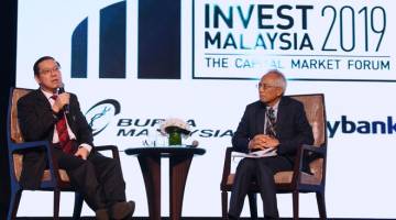 BERI PENERANGAN: Lim (kiri) ketika sesi soal jawab pada Invest Malaysia 2019 di Kuala Lumpur, semalam. Turut kelihatan Penasihat Khas Media dan Komunikasi kepada Perdana Menteri Datuk A. Kadir Jasin. — Gambar Bernama