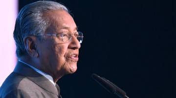 PEMBUKA MAJLIS: Dr Mahathir menyampaikan ucap tama pada Invest Malaysia 2019 di Kuala Lumpur, semalam. — Gambar Bernama