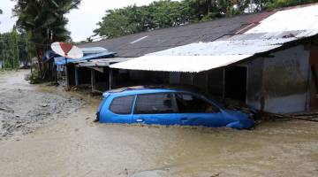BANJIR TERUK: Gambar yang diambil dan dikeluarkan BNPB pada Selasa menunjukkan salah sebuah kawasan penempatan penduduk yang dilanda banjir di Sentani, Indonesia. — Gambar AFP