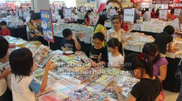 TAMBAH ILMU: Pelbagai buku ditawarkan semasa Pesta Buku Mega POPULAR yang akan diadakan di Pusat Pameran CityONE di Kuching mulai 22 hingga 31 Mac 2019.