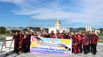 INDAH: Kelab Jaresda Limbang tidak melepaskan peluang merakam kenangan di sebuah masjid di bandar Brunei.