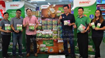 JOM SERBU!: Kakitangan pemasaran produk Anlene menunjukkan produk mereka yang akan dipamerkan pada jerayawara Anlene Café di Pasaraya Farley, Jalan Salim di Sibu, hari ini (Jumaat).