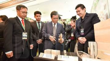 SHAFIE (dua kanan) ketika melawat tapak pameran sempena Persidangan HoB.