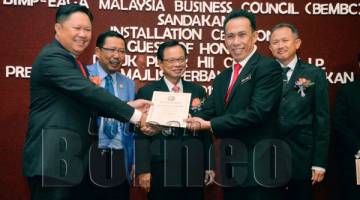 CARL menyampaikan watikah pelantikan kepada Haji Otoh Sibik Haji Sahak (Head Of Agri Business) sambil diperhatikan oleh Peter Hii, Roselan dan Loo (kanan). 