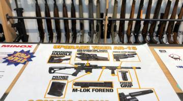 SENJATA API: Gambar menunjukkan pelbagai jenis senjata api yang dijual di kedai senjata api                    Gun City di Christchurch, New Zealand pada Selasa. — Gambar Reuters