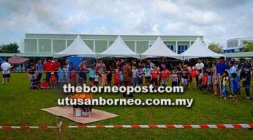 JELAS: Pegawai bomba menyampaikan ceramah dan melakukan demonstrasi memadamkan kebakaran menggunakan alat pemadam api. 