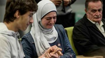 SEDIH: Zaid (kiri) dan ibunya menangis ketika mengadakan                sidang media di Christchurch pada Jumaat. — Gambar AFP