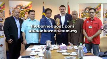 PEMBANGUNAN SUKAN: Abdul Karim bersama (dari kiri) Stephen dan Teng dan Presiden MyArm Zil Fadli (kanan) pada satu perjumpaan baru-baru ini.