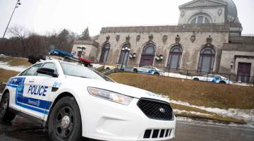 KAWALAN KETAT: Polis berkawal di Saint Joseph’s Oratory di Montreal, selepas kejadian tikaman paderi Katolik Grou ketika misa Jumaat lalu. — Gambar AFP