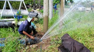 TIDAK BERTANGGUNGJAWAB: Kebocoran paip air dikesan di kawasan setinggan bersebelahan Masjid Pangiran Galpam Batu 7 dan Batu 2 Kampung Bakau, Sandakan.