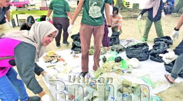 SEJUMLAH 41.8 kg sampah sarap yang telah dikumpul dari ODEC, Pantai UMS dan diasingkan kepada beberapa kategori oleh para peserta.