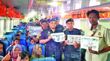  PENUMPANG feri bergambar bersama penganjur selepas diberi penerangan mengenai keselamatan di laut.