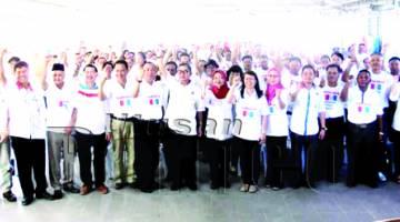MAXIMUS mengetuai pemimpin dan ahli PBS melaungkan slogan 'Bersatu' selepas majlis perasmian latihan kepimpinan Akademi Kepimpinan Bersatu untuk ahli PBS Utara di Kota Marudu.