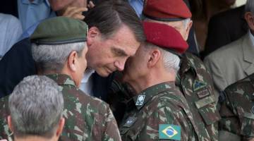 ERAT: Gambar fail diambil pada 24 November, 2018 menunjukkan Jeneral Tentera Luiz Eduardo             Ramos Baptista Pereira (kanan) bercakap dengan Bolsonaro (tengah) semasa upacara ketenteraan di Rio de Janeiro, Brazil. — Gambar AFP