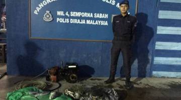 ANGGOTA PPM Semporna menunjukkan barang-barang kes yang dirampas dari perahu oren yang ditinggalkan tiga suspek aktiviti bom ikan.