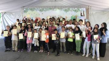 RAKAN Borneensis merakam gambar kenangan bersama tetamu kehormat pada majlis penutupan yang berlangsung di IBTP UMS. 