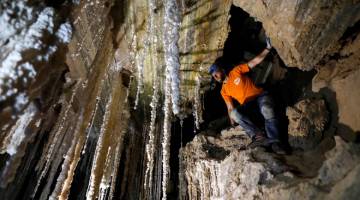TERPANJANG: Efraim Cohen, dari Kelab Peneroka Gua Israel dan Ekspedisi Pemetaan Gua Malham, menunjukkan stalaktit  garam dalam Gua Malham di dalam Gunung Sodom, yang terletak di bahagian selatan Laut Mati di Israel pada Rabu. — Gambar AFP