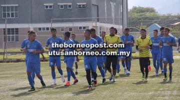 LATIHAN: Pemain Kuching FA membuat persiapan untuk melayan kunjungan ATM petang ini.