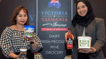 CUBALAH: Stephanie Leong (kiri) bersama Khairunnisya Hanis (kanan) menunjukkan antara produk terbaharu pada Majlis Pelancaran Produk Victoria dan Tasmania di Jasons Food Hall Bangsar Shopping Centre, semalam. — Gambar Bernama