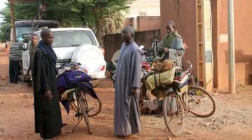 DISASARI: Tiga lelaki Fulani menjual kain tradisional di sebatang jalan di Sevare, Mali dalam gambar fail 3 November, 2016 ini. — Gambar Reuters