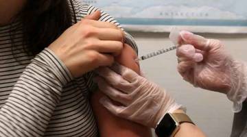 BERBAHAYA: Gambar fail 22 Januari, 2018 menunjukkan seorang wanita menerima suntikan flu di farmasi Walgreens di San Francisco, California. — Gambar AFP