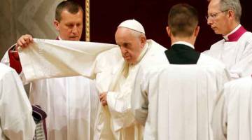 TOLERAN: Pope Francis menyalin jubahnya semasa upacara di The Vatikan, kelmarin menjelang lawatannya ke Maghribi, semalam. — Gambar Reuters