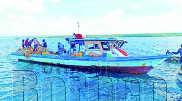 SALAH sebuah bot yang ditahan Maritim Malaysia di perairan Pulau Kerok Kunak.