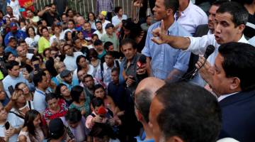 TAGIH SOKONGAN: Guaido berucap di hadapan orang ramai semasa satu perhimpunan di Caracas, Venezuela pada Isnin. — Gambar Reuters