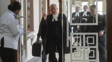 Tommy Thomas yang mengetuai pasukan pendakwaan untuk perbicaraan kes tujuh pertuduhan RM42 juta milik SRC International melibatkan bekas perdana menteri Datuk Seri Najib Tun Razak, tiba di Mahkamah Tinggi hari ini. - Gambar Bernama 