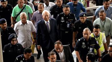 HADIRI PERBICARAAN: Najib tiba di Mahkamah Tinggi Kuala Lumpur semalam untuk menghadiri perbicaraan kes yang dihadapinya membabitkan dana SRC International Sdn Bhd (SRC International) berjumlah RM42 juta.  — Gambar Bernama