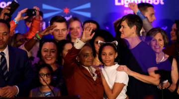 YANG PERTAMA: Lightfoot (tengah) meraikan kemenangannya bersama anak (tiga kanan) dan ‘isteri’ (dua kanan) serta penyokongnya dalam pilihan raya sebagai datuk bandar di Chicago, Illinois, Amerika Syarikat pada Selasa. — Gambar Reuters