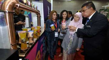 LAWATAN: Dr Wan Azizah (dua kanan) melawat ruang pameran pada perasmian Pameran dan Persidangan Francais Antarabangsa Malaysia (FIM) 2019, semalam. — Gambar Bernama