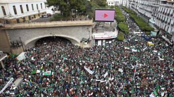 SERUAN LANTANG: Rakyat Algeria berarak semasa mengadakan demonstrasi antikerajaan di Algiers, Jumaat lalu. — Gambar AFP