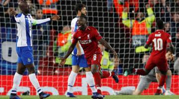 LALUAN MUDAH: Keita (kanan) ceria selepas menjaringkan gol pembukaan perlawanan ketika membantu Liverpool meraih kelebihan selesa menjelang pertemuan kedua di Porto pada 17 april depan. — Gambar AFP 