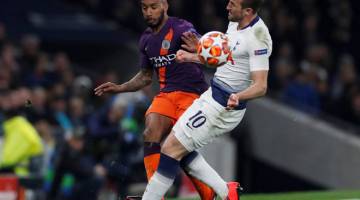 CEDERA: Delph melakukan terjahan keras ke atas Kane (depan) ketika bersaing untuk mendapatkan bola pada perlawanan di Stadium Tottenham Hotspur, utara London pada Selasa lepas. — Gambar AFP 