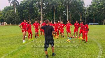 FOKUS: Kelihatan pemain Sarawak B sedang giat menjalani latihan menjelang pertemuan menentang Felda United FC di Kuala Lumpur malam ini.