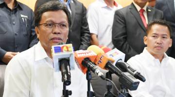 SHAFIE melahirkan rasa kecewa selepas kegagalan kerajaan meminda peruntukan perlembagaan berhubung status Sabah dan Sarawak apabila Rang Undang-undang Persekutuan (Pindaan) 2019 yang dibentangkan di Dewan Rakyat semalam gagal mendapat sokongan majoriti undi dua pertiga anggota parlimen ketika mengadakan sidang media di Lapangan Terbang Antarabangsa Kota Kinabalu sebaik tiba dari Kuala Lumpur hari ini.