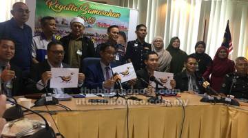 AYUH SERTAI: Abdul Karim (duduk tiga kiri) bersama ahli jawatankuasa pengelola Regata Samarahan 2019 pada sidang media, semalam.