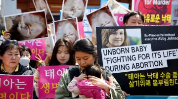 SOKONG HARAMKAN PENGGUGURAN: Sekumpulan wanita mengambil bahagian dalam perhimpunan untuk menyokong undang-undang antipengguguran di hadapan Mahkamah Perlembagaan di Seoul, Korea Selatan pada Khamis. — Gambar Reuters