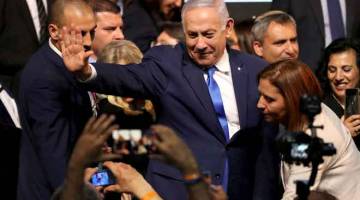 RASMI PM ISRAEL: Netanyahu menunjukkan reaksi selepas beliau berucap di Ibu Pejabat Parti Likud di Tel Aviv pada Rabu. — Gambar Reuters