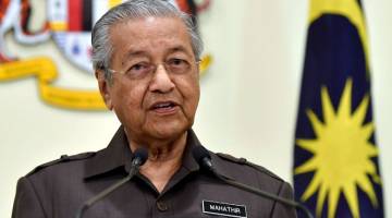 PROJEK DISAMBUNG SEMULA: Dr Mahathir pada sidang media berkaitan projek ECRL di Bangunan Perdana Putra di Putrajaya, semalam. ECRL akan meliputi jajaran baharu dengan jarak landasan dikurangkan sebanyak 40 kilometer. — Gambar Bernama