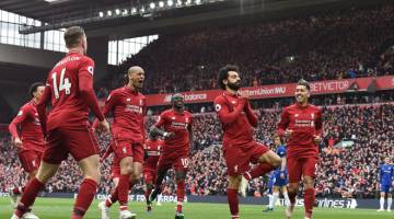 ‘SENJATA TERBAIK’ KLOPP: Reaksi Salah (dua kanan) ketika meraikan gol jaringannya pada perlawanan Liga Perdana Inggeris menentang Chelsea di Anfield, Liverpool pada Ahad lepas. — Gambar AFP