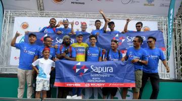 CERIA:Para penyokong Pasukan Sapura Cycling Team bergambar bersama Benjamin pada siri Jelajah LTdL peringkat ketiga dari Shah Alam ke Genting Highlands sejauh 114.2 KM kelmarin. — Gambar Reuters