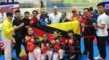 RAIH DUA GANGSA: Skuad karate Sarawak bersama Yousef (lima kiri), jurulatih kebangsaan, Ali Reza (enam kiri) dan jurulatih lain. 