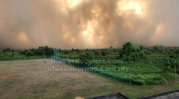 MASIH MARAK: Api dan asap tebal yang menjulang ke udara, di kawasan hutan tanah gambut dan ladang kelapa yang terbakar di Kuala Baram, Miri, petang semalam. 