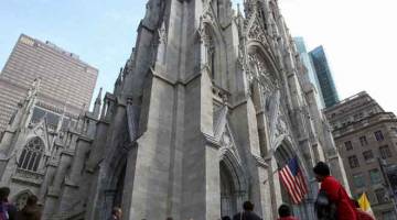 MENJADI TUMPUAN: Orang ramai berjalan melintasi Katedral St Patrick di Manhattan, New York pada Khamis. — Gambar Reuters