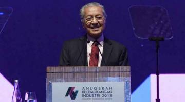 KATA-KATA SEMANGAT: Tun Dr Mahathir ketika berucap pada Majlis Anugerah Kecemerlangan Industri 2018 di sebuah hotel kelmarin. — Gambar Bernama